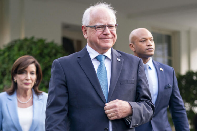 Tim Walz (c), la gobernadora de Nueva York, Kathy Hochul (i), y el gobernador de Maryland, Wes Moore (d), saliendo del Ala Oeste antes de hacer declaraciones a los medios de comunicación tras su reunión con el presidente de EE.UU., Joe Biden, en la Casa Blanca. Foto: SHAWN THEW/EFE/EPA.