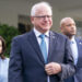 Tim Walz (c), la gobernadora de Nueva York, Kathy Hochul (i), y el gobernador de Maryland, Wes Moore (d), saliendo del Ala Oeste antes de hacer declaraciones a los medios de comunicación tras su reunión con el presidente de EE.UU., Joe Biden, en la Casa Blanca. Foto: SHAWN THEW/EFE/EPA.