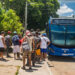 Personas hacen cola para subir a un ómnibus estatal en La Habana. Foto: Otmaro Rodríguez.