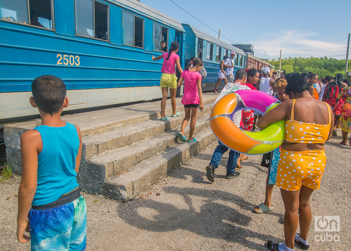 Pasajeros se bajan del tren a las playas del este, al llegar a la estación de ferrocarril de Guanabo. Foto: Otmaro Rodríguez.