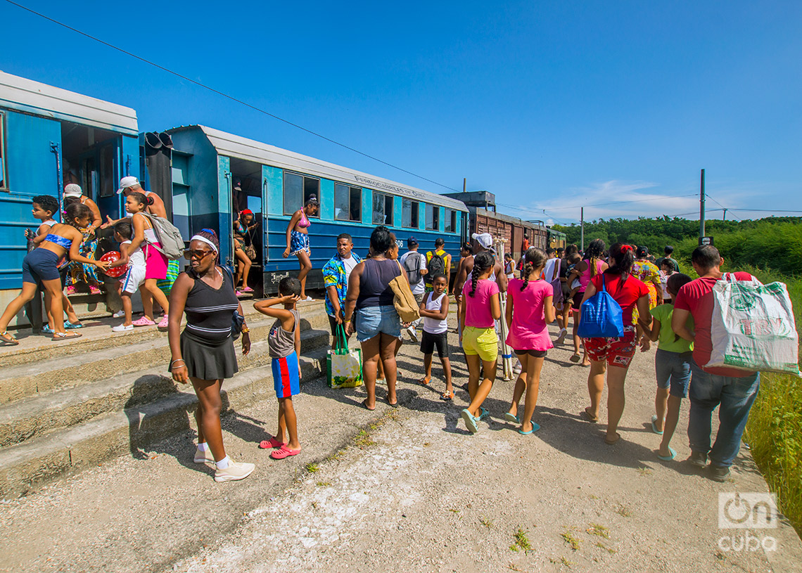 Pasajeros se bajan del tren a las playas del este, al llegar a la estación de ferrocarril de Guanabo. Foto: Otmaro Rodríguez.