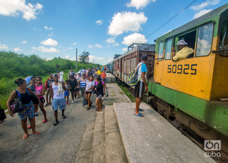 Pasajeros se bajan del tren a las playas del este, al llegar a la estación de ferrocarril de Guanabo. Foto: Otmaro Rodríguez.