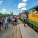 Pasajeros se bajan del tren a las playas del este, al llegar a la estación de ferrocarril de Guanabo. Foto: Otmaro Rodríguez.