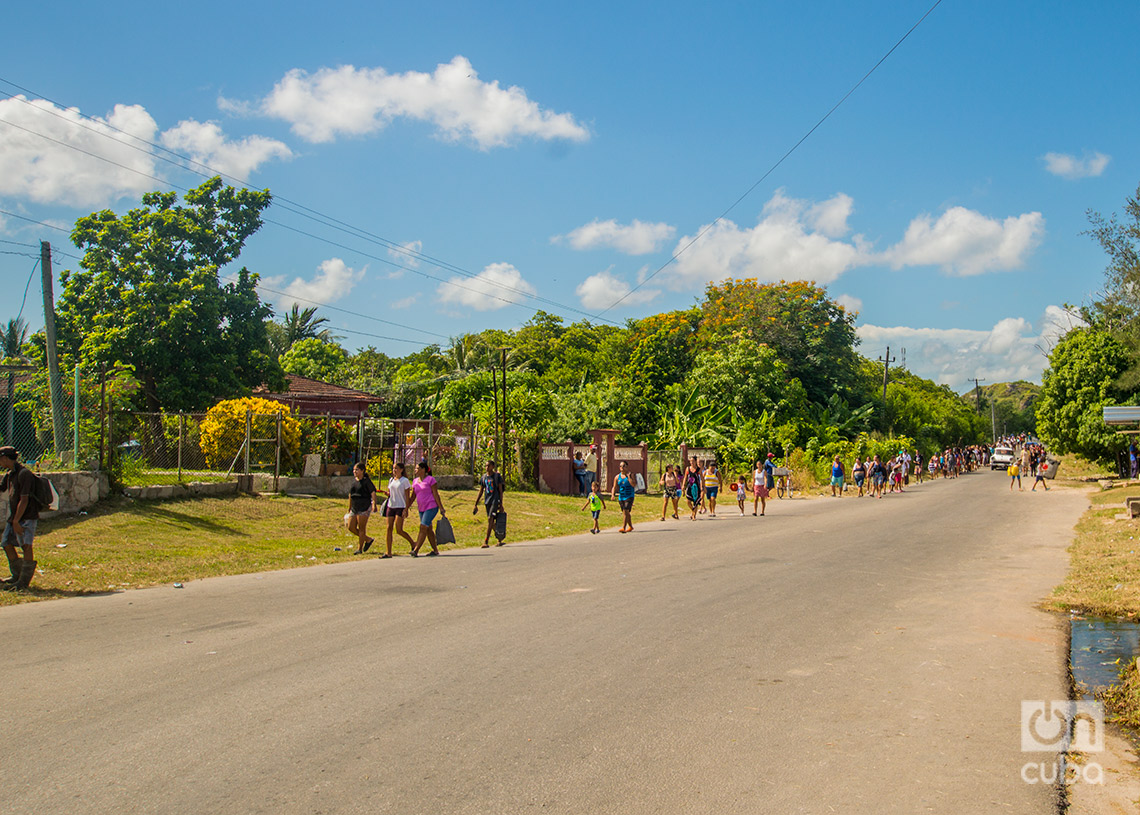 Existen aproximadamente 400 metros de la estación de trenes a la Playa de Guanabo. Foto: Otmaro Rodríguez.