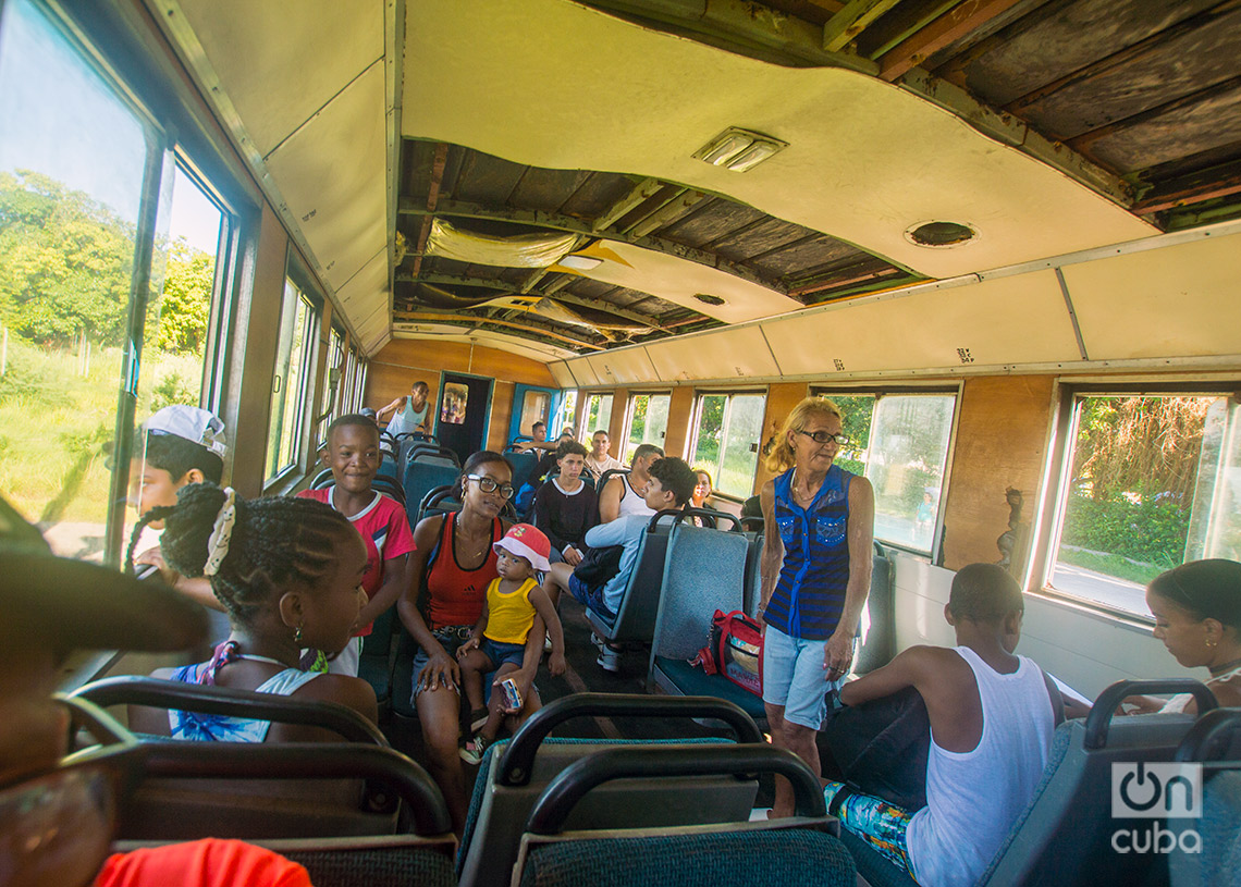 Pasajeros en el tren a las playas del este de La Habana. Foto: Otmaro Rodríguez.