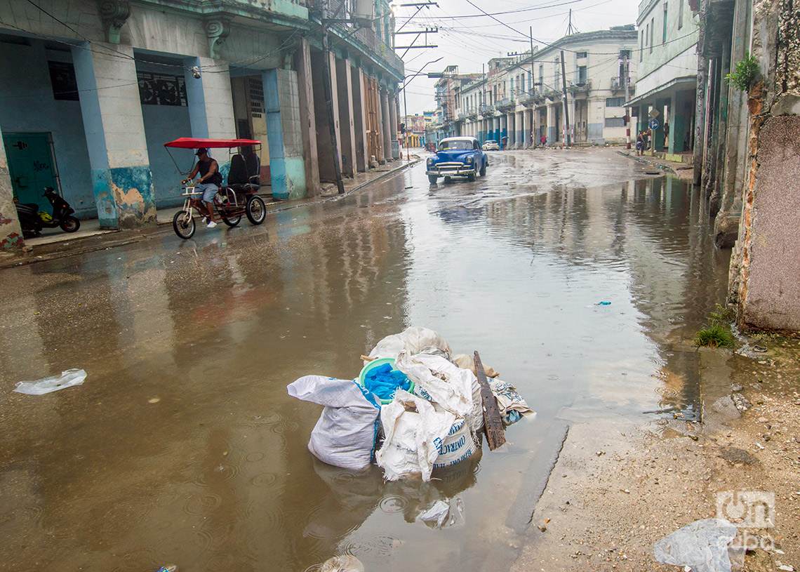 Basura acumulada en la Calzada del Cerro durante las lluvias de la tormenta Debby. Foto: Otmaro Rodríguez.