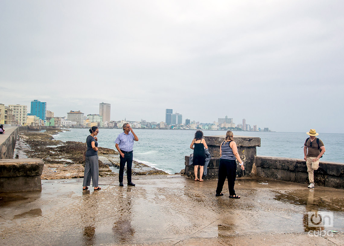 Turistas visitan el malecón de La Habana, tras las lluvias de la tormenta Debby. Foto: Otmaro Rodríguez.