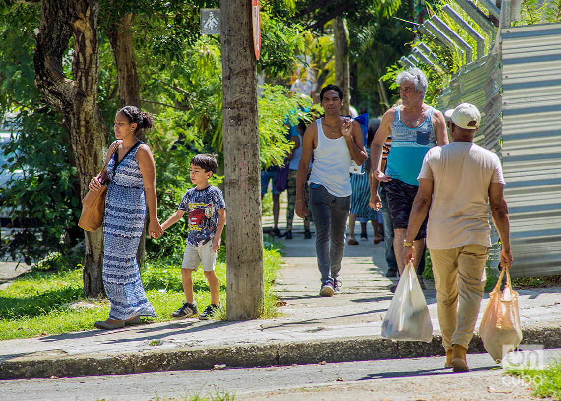 Personas caminan en el Vedado. Foto: Otmaro Rodríguez.