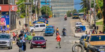 Caminantes y vehículos en el Vedado. Foto: Otmaro Rodríguez.