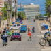 Caminantes y vehículos en el Vedado. Foto: Otmaro Rodríguez.