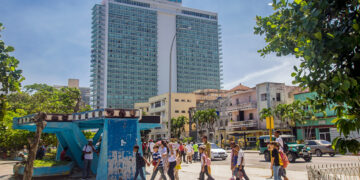 Personas caminan por los alrededores del Coppelia y la calle 23, en el Vedado. Detrás, el Hotel Habana Libre. Foto: Otmaro Rodríguez.