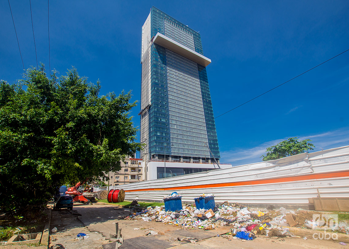 Acumulación de basura en las cercanías del hotel Torre K, en el Vedado. Foto: Otmaro Rodríguez.