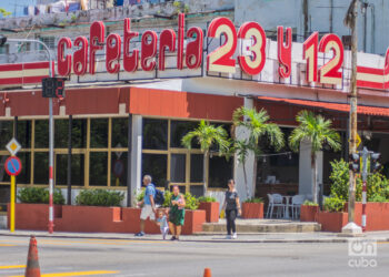 Personas caminan en la esquina de 23 y 12, en el Vedado. Foto: Otmaro Rodríguez.