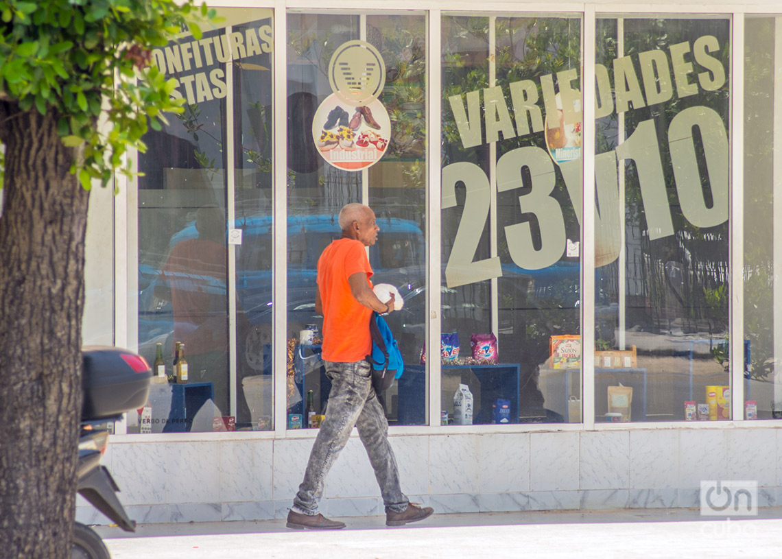 Un hombre camina por la calle 23 del Vedado. Foto: Otmaro Rodríguez.