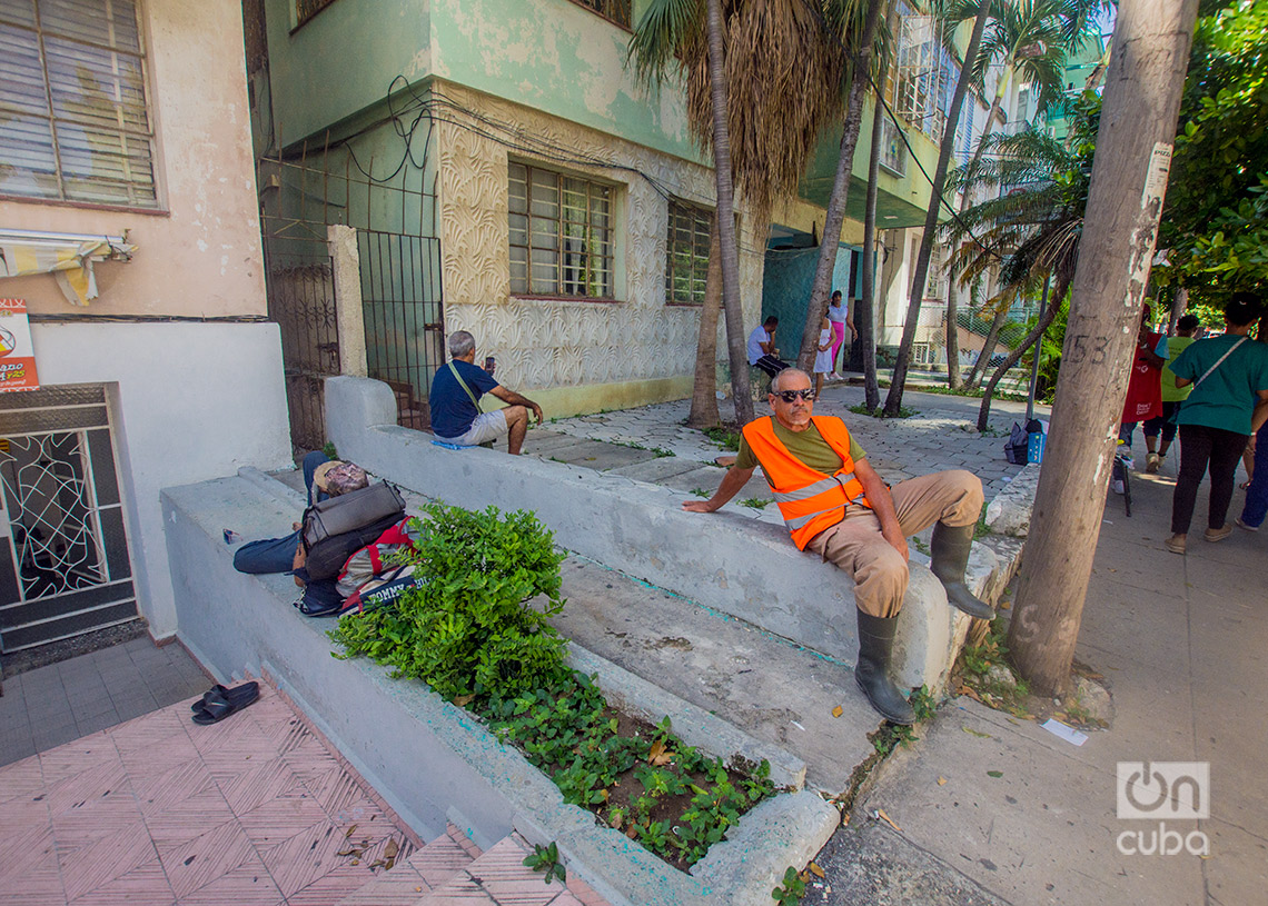 Personas descansan en una cuadra del Vedado. Foto: Otmaro Rodríguez