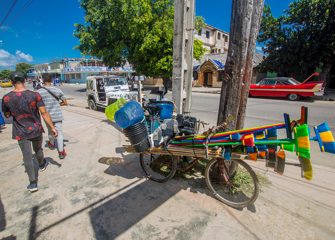 Vendedor de útiles para el hogar en Guanabo. Fotos: Otmaro Rodríguez.