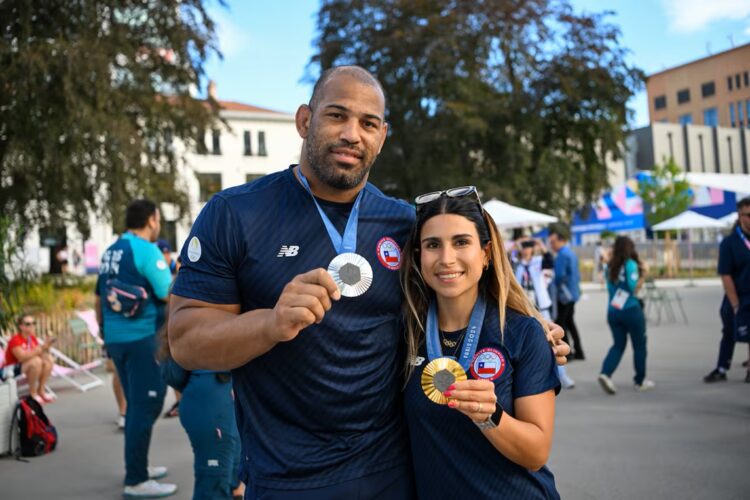 Acosta y la tiradora Francisca Crovetto. Foto: La Tercera.