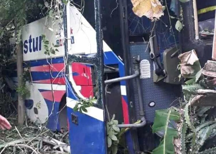 Ónmibus de la empresa Transtur accidentado en Santiago de Cuba con 40 personas abordo. Foto: Tomada de Granma.