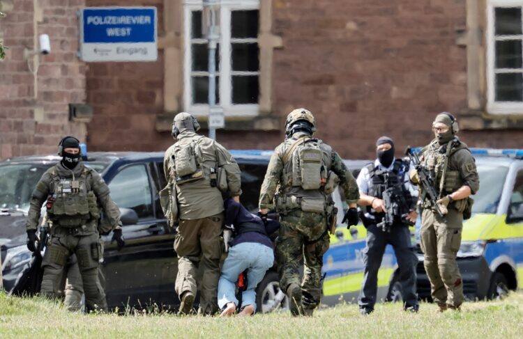 El autor del ataque con un cuchillo se entregó a una patrulla policial la noche del 24 de agosto, según informó la policía. En la imagen, conducido al tribunal supremo. Foto: RONALD WITTEK/EPA.