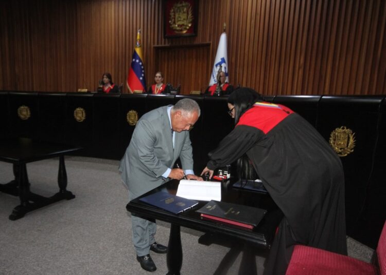 Elvis Amoroso, presidente del CNE, entrega los documentos y actas de las elecciones presidenciales al Tribunal Supremo de Justicia de Venezuela. Foto: @cneesvzla / X.