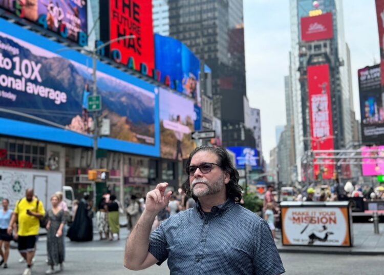 Joaquín Badajoz. Time Square, NY, agosto de 2024. Foto: Daniela Díaz Geada.