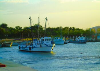 Barcos pesqueros en el suroriente de Cuba. Foto: Radio Cadena Agramonte / Archivo.