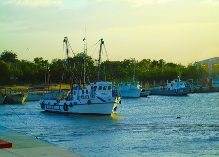 Barcos pesqueros en el suroriente de Cuba. Foto: Radio Cadena Agramonte / Archivo.