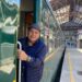 Abordando el tren Fernando II en la estación Príncipe Pío, para un viaje al pasado del reino de Castilla y de los ferrocarriles españoles. Primavera de 2024. Foto: Thomas Gault.