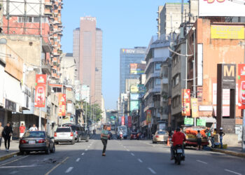 Calle de Caracas durante el apagón de este viernes. Foto: Miguel Gutiérrez/ EFE.