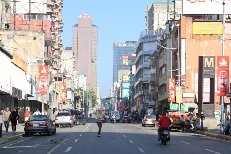 Calle de Caracas durante el apagón de este viernes. Foto: Miguel Gutiérrez/ EFE.