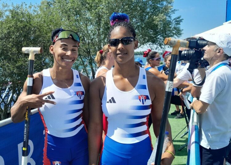 Las canoístas cubanas Yarisleidis Cirilo (i) y Yinnoly López, clasificadas a la semifinal del C2 a 500 metros en París 2024. Foto: Tomada del perfil de Facebook de Gretel Yanet.