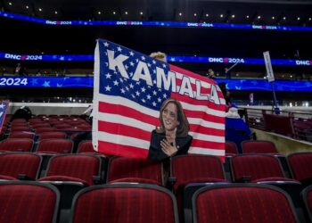 Un delegado sostiene una bandera durante la segunda noche de la Convención Nacional Demócrata en el United Center en Chicago, Illinois, 20 de agosto de 2024. Foto: EFE/EPA/WILL OLIVER.