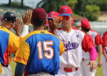 Peloteros de Cuba y Venezuela tras el triunfo de los cubanos (6x1) en los cuartos de final del torneo panamericano de béisbol sub-18, clasificatorio al próximo campeonato del mundo. Foto: @beisbolamericas / X.