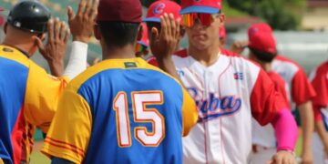 Peloteros de Cuba y Venezuela tras el triunfo de los cubanos (6x1) en los cuartos de final del torneo panamericano de béisbol sub-18, clasificatorio al próximo campeonato del mundo. Foto: @beisbolamericas / X.