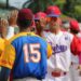 Peloteros de Cuba y Venezuela tras el triunfo de los cubanos (6x1) en los cuartos de final del torneo panamericano de béisbol sub-18, clasificatorio al próximo campeonato del mundo. Foto: @beisbolamericas / X.