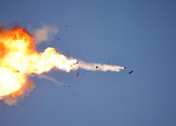 Un dron de Hezbollah es interceptado por un avión israelí cerca de la frontera entre Israel y Líbano, el domingo 25 de agosto de 2024. Foto: Atef Safadi / EFE.