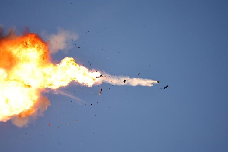 Un dron de Hezbollah es interceptado por un avión israelí cerca de la frontera entre Israel y Líbano, el domingo 25 de agosto de 2024. Foto: Atef Safadi / EFE.