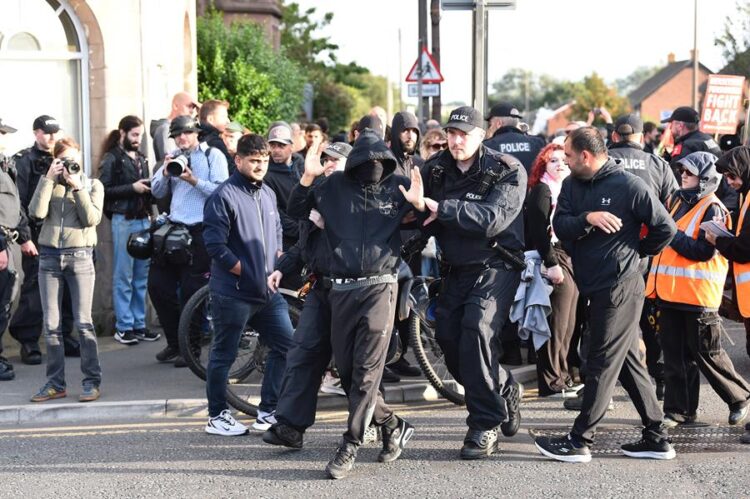 Protestas y violencia de la extrema derecha en Liverpool. Foto: EFE.