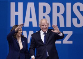 La vicepresidenta de EEUU y candidata demócrata a la presidencia, Kamala Harris, junto a su compañero de campaña y gobernador de Minnesota, Tim Walz, en un mitin en Liacouras Center en la Temple University de Philadelphia, 6 de agosto de 2024. Foto: EFE/EPA/MICHAEL REYNOLDS.