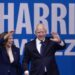 La vicepresidenta de EEUU y candidata demócrata a la presidencia, Kamala Harris, junto a su compañero de campaña y gobernador de Minnesota, Tim Walz, en un mitin en Liacouras Center en la Temple University de Philadelphia, 6 de agosto de 2024. Foto: EFE/EPA/MICHAEL REYNOLDS.