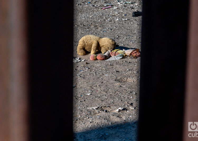 Juguetes abandonados al pie de la valla fronteriza entre México
y Estados Unidos. Objetos y pertenencias personales que marcan el
rastro de quienes se aventuran a cruzar en busca del sueño
americano. Foto: Kaloian.