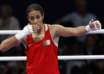 La boxeadora argelina Imane Khelif celebra su victoria ante la húngara Anna Luca Hamori en su combate de cuartos de final, categoría 66kg. North Paris Arena de Seine-Saint Denis. Foto: EFE/ Miguel Toña.