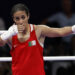 La boxeadora argelina Imane Khelif celebra su victoria ante la húngara Anna Luca Hamori en su combate de cuartos de final, categoría 66kg. North Paris Arena de Seine-Saint Denis. Foto: EFE/ Miguel Toña.