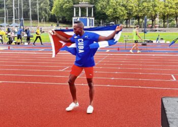 Jairo Guibert después de conquistar una medalla de plata en el Mundial Máster de Atletismo de Gotemburgo 2024. Foto : JIT