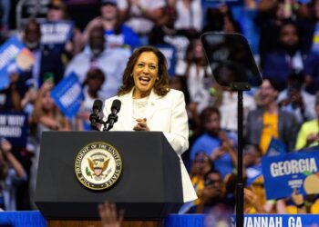 La Vicepresidenta y candidata demócrata, Kamala Harris, durante un mitin de campaña en el Enmarket Arena, Savannah, Georgia, el 29 de agosto de 2024. Foto: EFE/EPA/HUNTER D. CONE.