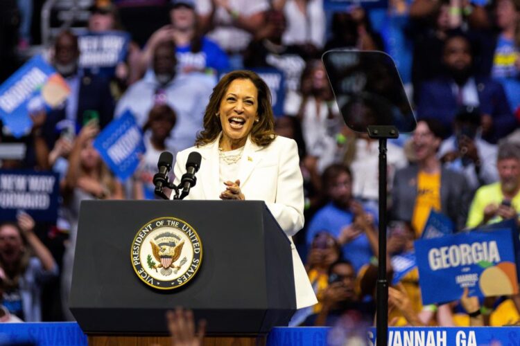 La Vicepresidenta y candidata demócrata, Kamala Harris, durante un mitin de campaña en el Enmarket Arena, Savannah, Georgia, el 29 de agosto de 2024. Foto: EFE/EPA/HUNTER D. CONE.