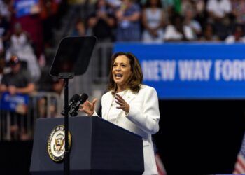 Kamala Harris durante un mitin de campaña en Georgia, el 29 de agosto de 2024. Foto: HUNTER D. CONO/EFE/EPA.