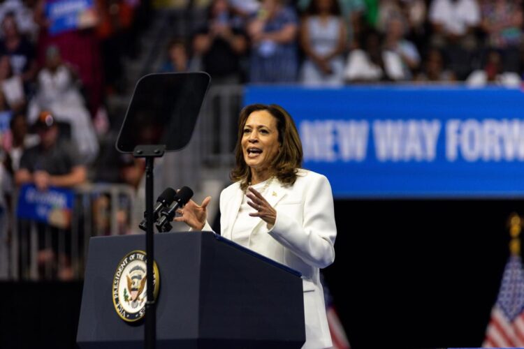 Kamala Harris durante un mitin de campaña en Georgia, el 29 de agosto de 2024. Foto: HUNTER D. CONO/EFE/EPA.