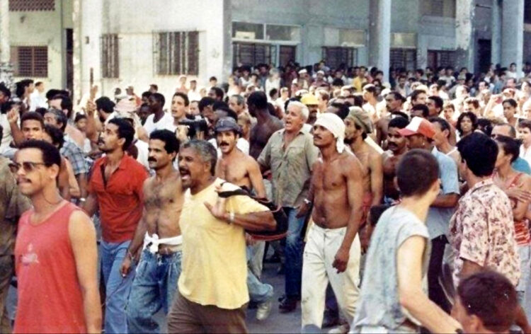 Personas durante la protesta del 5 de agosto del 1994. Foto: Karel Poort/Efe.