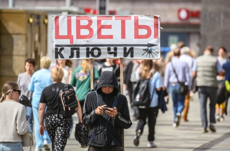 Transeúntes en Moscú, Rusia, verano 2024. Foto: EFE/EPA/YURI KOCHETKOV.